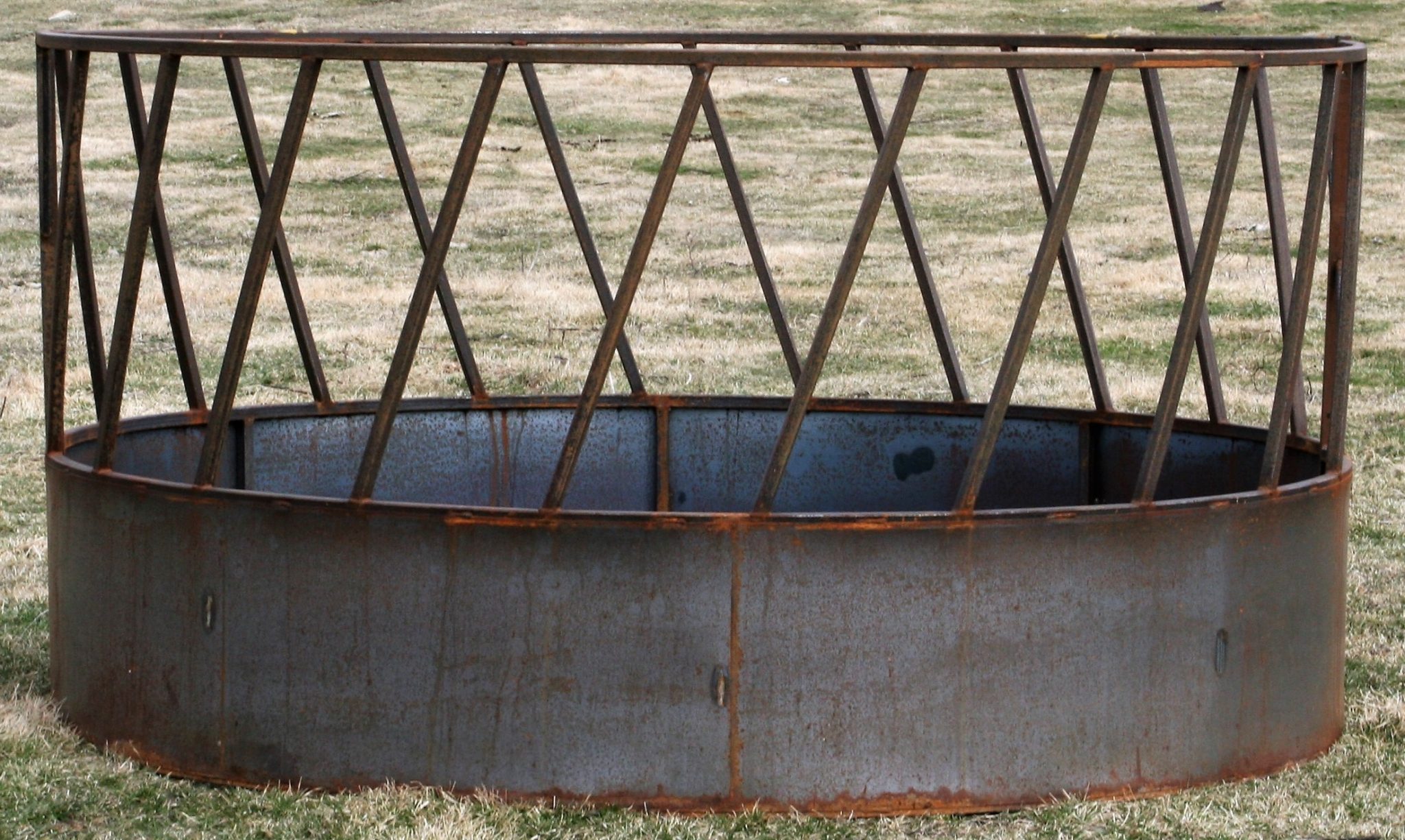 skirted bale feeder skirted bale feeder